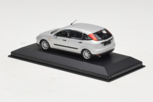 Ford Focus Mk1 Srebrny Minichamps 1:43 FOCUS006 Metal — zdjęcie 3 z 4