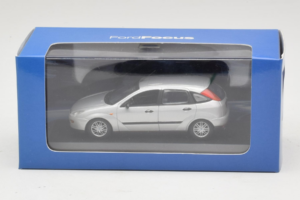 Ford Focus Mk1 Srebrny Minichamps 1:43 FOCUS006 Metal — zdjęcie 4 z 4