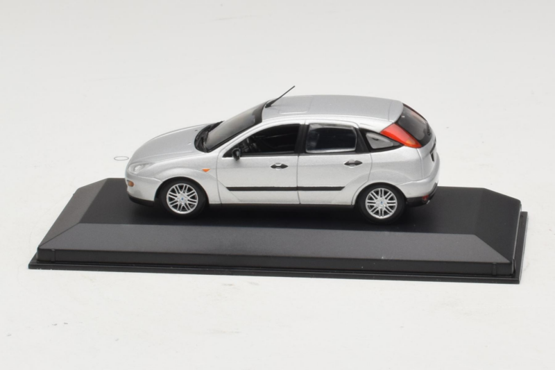 Ford Focus Mk1 Srebrny Minichamps 1:43 FOCUS006 Metal