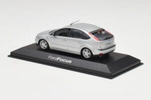 Ford Focus Mk2 Moondust Srebrny Minichamps 1:43 FOCUS002 Metal — zdjęcie 3 z 4