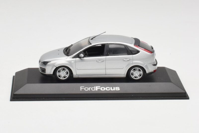 Ford Focus Mk2 Moondust Srebrny Minichamps 1:43 Ford Focus Mk2 Moondust Srebrny Minichamps 1:43 FOCUS002 Metal