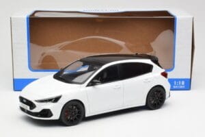 Ford Focus ST Mk4 Frozen Biały MCG 1:18 MCG18453 Metal — zdjęcie 6 z 6