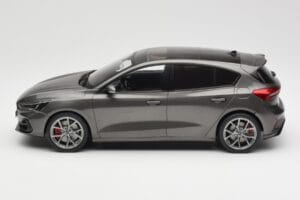 Ford Focus ST Mk4 Szary MCG 1:18 MCG18454 Metal — zdjęcie 3 z 6