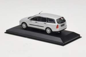 Ford Focus Mk1 Turnier Srebrny Minichamps 1:43 FOCUS004 Metal — zdjęcie 3 z 5