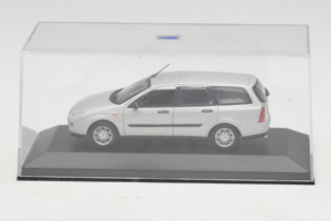 Ford Focus Mk1 Turnier Srebrny Minichamps 1:43 FOCUS004 Metal — zdjęcie 4 z 5