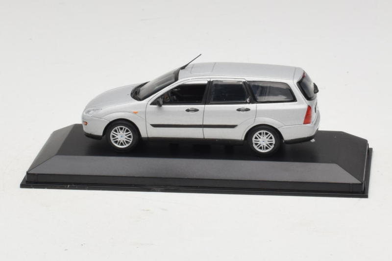 Ford Focus Mk1 Turnier Srebrny Minichamps 1:43 FOCUS004 Metal