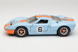 Ford GT40 Gulf #6 J. Ickx / J. Oliver 24 Hours of Le Mans 1969 Revell 1:18 48824 Metal — zdjęcie 4 z 8
