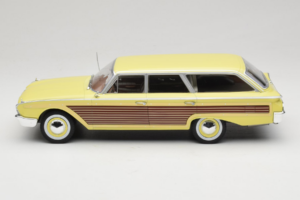 Ford Country Squire Żółty MCG 1:18 MCG18048 Metal — zdjęcie 3 z 6