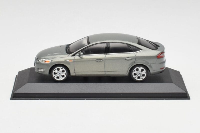 Ford Mondeo Mk3 Sedan Szary Metallic Minichamps 1:43 IND403086003 Metal