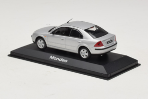 Ford Mondeo Mk3 Sedan Srebrny Minichamps 1:43 MONDEO005 Metal — zdjęcie 3 z 4