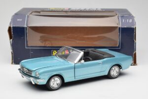 Ford Mustang Convertible Arcadian Blue Revell 1:18 8832-F1 Metal — zdjęcie 8 z 8