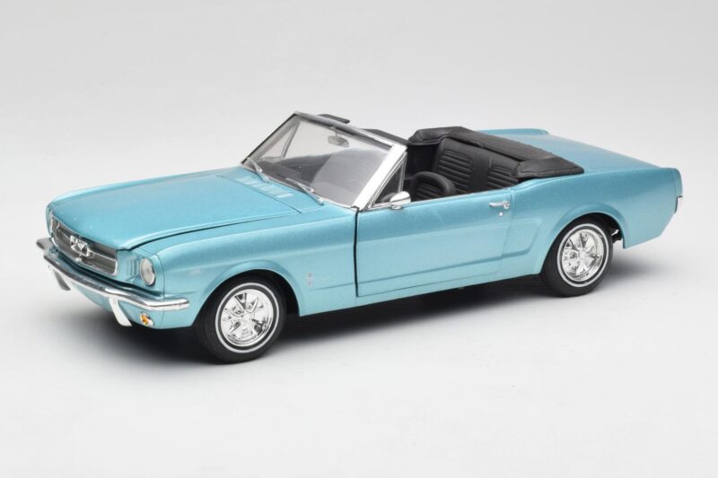 Ford Mustang Convertible Arcadian Blue Revell 1:18 8832-F1 Metal