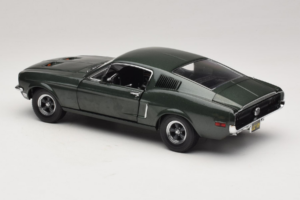 Ford Mustang GT Bullitt z Figurką Steve'a McQueena Greenlight 1:18 12885 Metal — zdjęcie 7 z 8