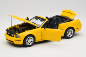 Ford Mustang GT S197 Kabriolet Screaming Yellow AUTOart 1:18 73062 Metal — zdjęcie 2 z 8