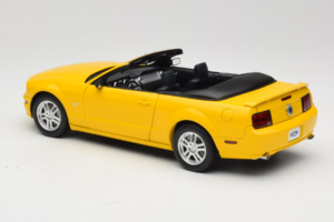 Ford Mustang GT S197 Kabriolet Screaming Yellow AUTOart 1:18 73062 Metal — zdjęcie 7 z 8