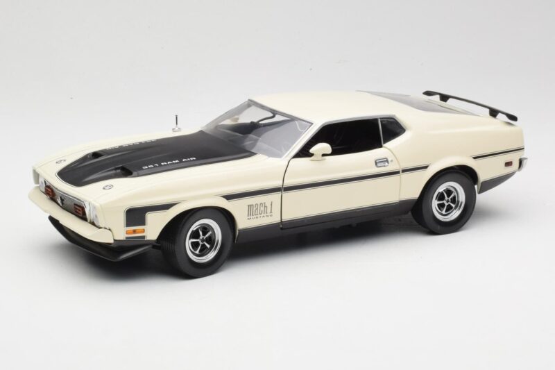 Ford Mustang Mach 1 Biały Sun Star 1:18 3602 Metal