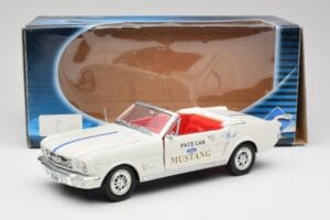 Ford Mustang Pace Car Wimbledon White Solido 1:18 81578 Metal — zdjęcie 8 z 8