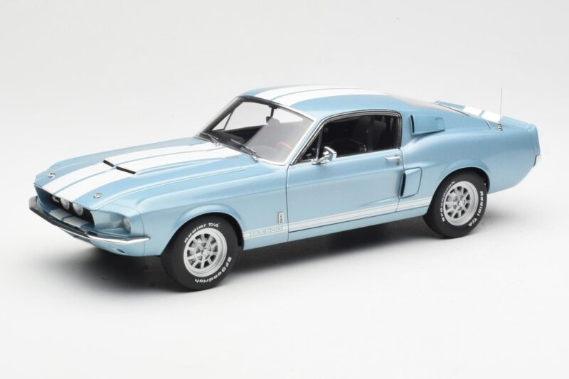Ford Mustang Shelby GT500 Jasny Niebieski Metaliczny Z Białymi Pasami AUTOart 1:18 72907 Metal