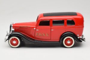 Ford Sedan Czerwony Solido 1:18 8066 Metal — zdjęcie 4 z 8