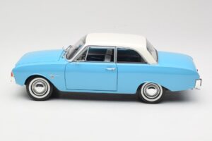 Ford Taunus 17M P2 Niebieski Revell 1:18 08817 Metal — zdjęcie 4 z 8
