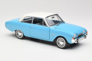 Ford Taunus 17M P2 Niebieski Revell 1:18 08817 Metal — zdjęcie 6 z 8