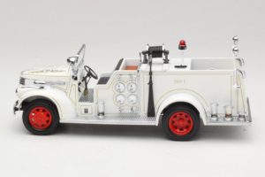 GMC Firetruck Biały Road Signature 1:18 20068 Metal — zdjęcie 4 z 9