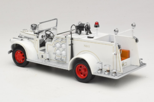 GMC Firetruck Biały Road Signature 1:18 20068 Metal — zdjęcie 7 z 9