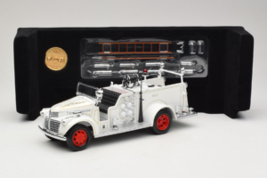 GMC Firetruck Biały Road Signature 1:18 20068 Metal — zdjęcie 8 z 9