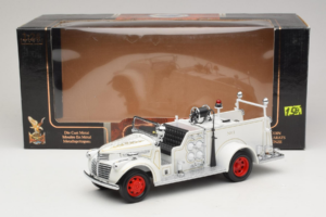 GMC Firetruck Biały Road Signature 1:18 20068 Metal — zdjęcie 9 z 9