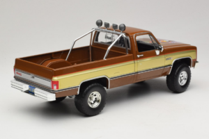GMC K-2500 Sierra Grande Brązowy GreenLight 1:18 13560 Metal — zdjęcie 3 z 8