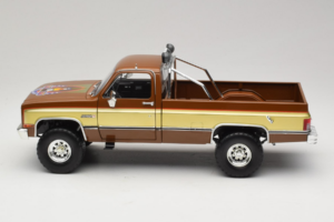 GMC K-2500 Sierra Grande Brązowy GreenLight 1:18 13560 Metal — zdjęcie 4 z 8