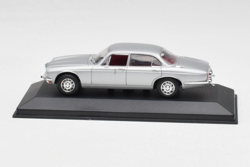 Jaguar XJ12 Series II Srebrny Minichamps 1:43 400130401 Metal