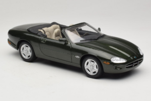 Jaguar XK8 Green Metallic Jasno Szary Wnętrze Maisto 1:18 31836 Metal — zdjęcie 6 z 8