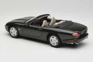 Jaguar XK8 Green Metallic Jasno Szary Wnętrze Maisto 1:18 31836 Metal — zdjęcie 7 z 8