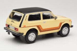 Lada Niva 2121 California Beige MCG 1:18 MCG18004 Metal — zdjęcie 2 z 6
