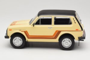 Lada Niva 2121 California Beige MCG 1:18 MCG18004 Metal — zdjęcie 3 z 6