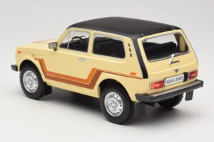 Lada Niva 2121 California Beige MCG 1:18 MCG18004 Metal — zdjęcie 5 z 6