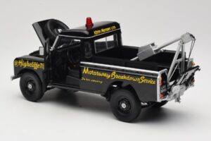 Land Rover Series III Recovery Vehicle Czarny Universal Hobbies 1:18 4411 Metal — zdjęcie 5 z 8