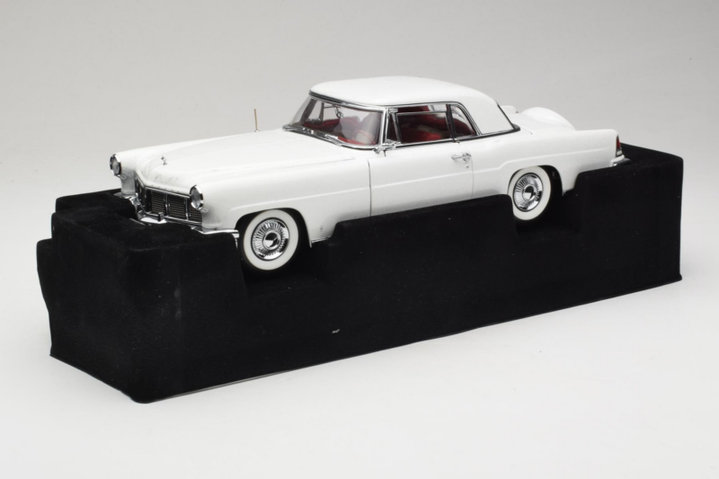 Lincoln Continental Mark II Biały Road Signature 1:18 20078-P1 Metal