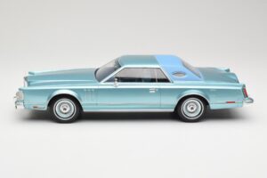 Lincoln Continental Mark V Blue Metallic MCG 1:18 MCG18369 Metal — zdjęcie 3 z 6