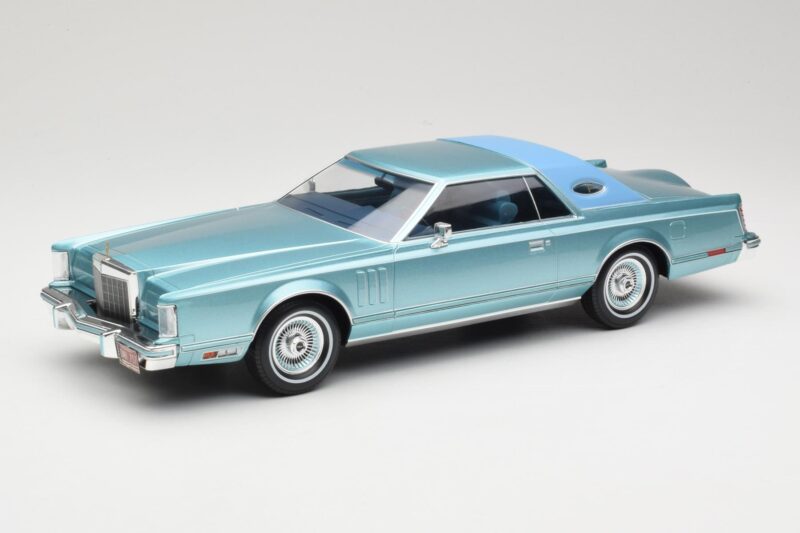 Lincoln Continental Mark V Blue Metallic MCG 1:18 MCG18369 Metal