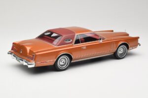 Lincoln Continental Mark V Crystal Apricot Metallic MCG 1:18 MCG18370 Metal — zdjęcie 2 z 6