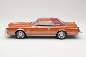 Lincoln Continental Mark V Crystal Apricot Metallic MCG 1:18 MCG18370 Metal — zdjęcie 3 z 6