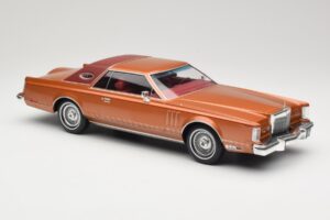 Lincoln Continental Mark V Crystal Apricot Metallic MCG 1:18 MCG18370 Metal — zdjęcie 4 z 6