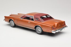 Lincoln Continental Mark V Crystal Apricot Metallic MCG 1:18 MCG18370 Metal — zdjęcie 5 z 6