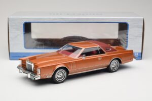 Lincoln Continental Mark V Crystal Apricot Metallic MCG 1:18 MCG18370 Metal — zdjęcie 6 z 6
