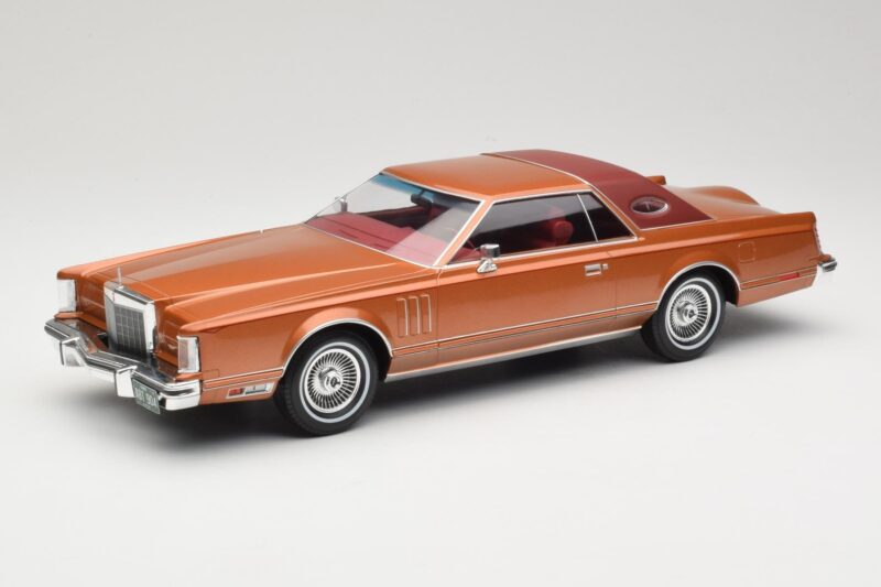 Lincoln Continental Mark V Crystal Apricot Metallic MCG 1:18 MCG18370 Metal