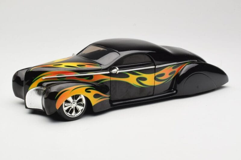 Lincoln Zephyr Scrape Custom Czarny z Płomieniami Hot Wheels 1:18 57319 Metal
