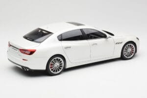 Maserati Quattroporte VI GTS Alpine Biały AUTOart 1:18 75808 Metal — zdjęcie 3 z 8