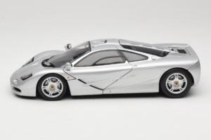 McLaren F1 Srebrny UT Models 1:18 530133180 Metal — zdjęcie 4 z 8